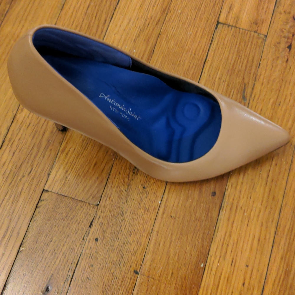 Antonia St New York Beige/Tan Pumps (Right shoe)